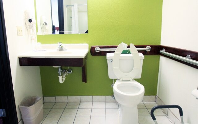 Super 8 by Wyndham South Boston VA