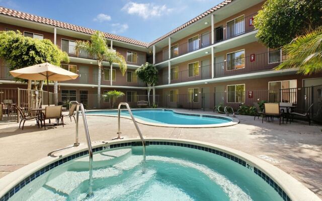 Days Inn & Suites by Wyndham San Diego Near Sea World