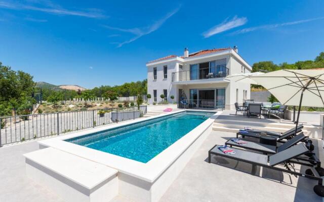 Villa SALVIA - new, modern villa near Split