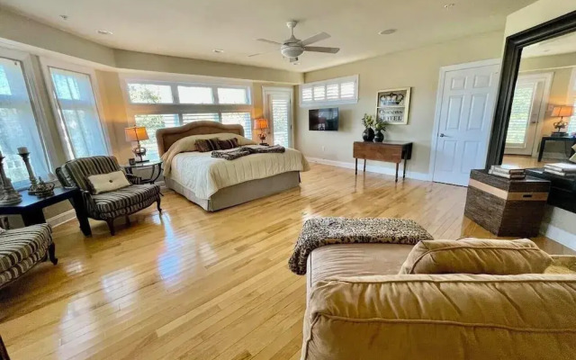 Blacstone Avenue 38285