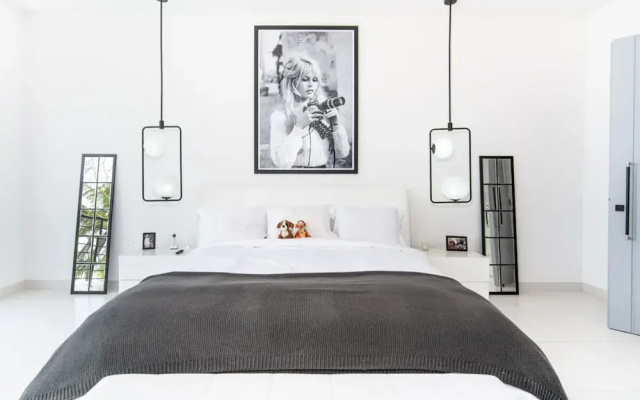 Onyx by Blue Sky Luxury