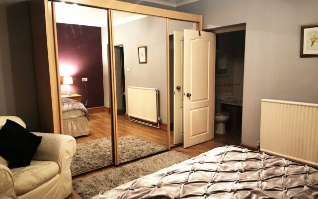 Fabulous,3 bedrooms, garden, hot tub, sleeps 8.