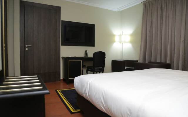 Oak Haven Hotel And Suites