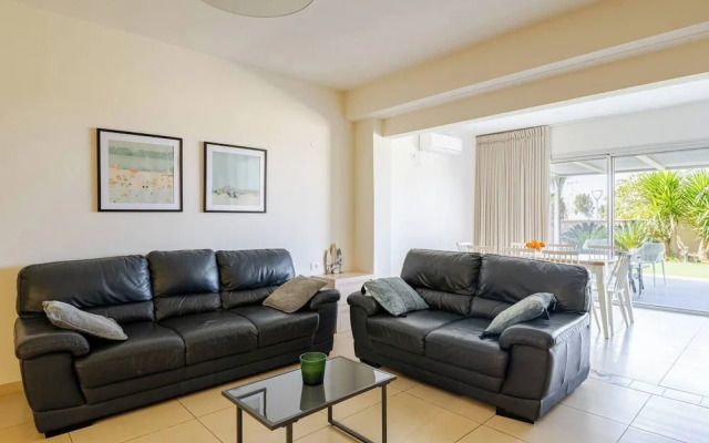 Gugel Waves Seaview 4BR Family Aparts