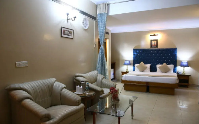 OYO 13052 Hotel Conclave Inn