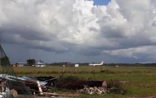 Rumanija's Airport Rooms