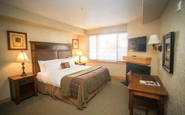 Silverado Lodge with Easy Pool Access by RedAwning