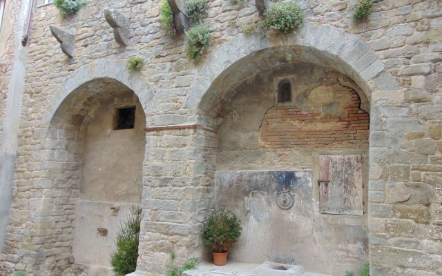Domus Ghibellinae-Fonte di San Benedetto