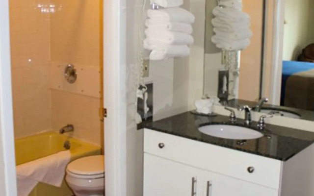 Colonial Inn Ellsworth