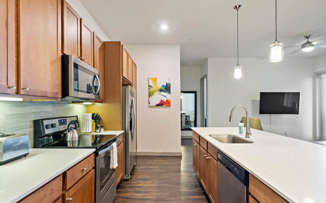 Spacious 2BR Apt – Downtown Location