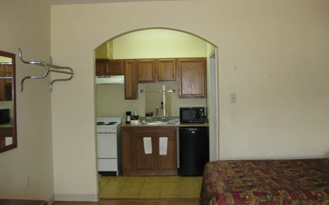 Scottish Inn and Suites