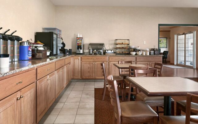 Country Inn & Suites by Radisson, Clinton, IA