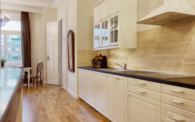 4BR , 3BHR with AC at the OPERA