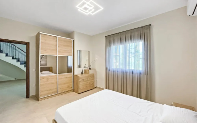 Luxury Rental Villa for 14 People