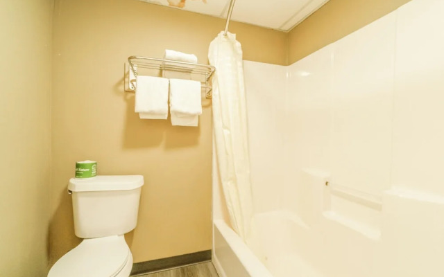 Deluxe Inn & Suites By OYO Miami OK