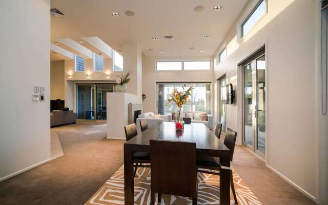 Karaka Luxury Vacation Home with Pool