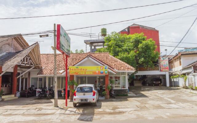 RedDoorz Plus near Pantai Barat