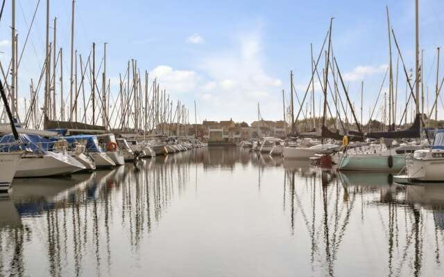 Spacious Luxury Apartment With Beautiful Views of the Marina