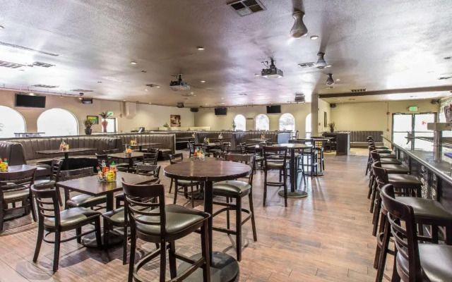 Quality Inn & Suites Bakersfield