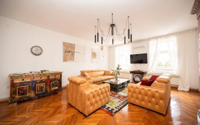 Authentic Design 2bdr Apartment in Old Town