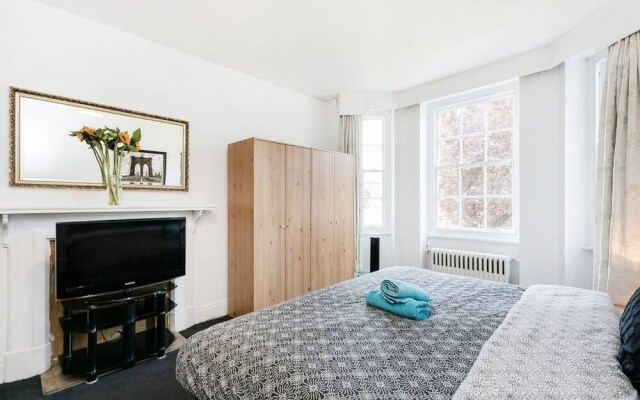 Spacious Apartment Near Hyde Park