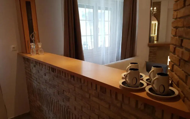 JOHN BEAUTY 50m2, METRO and ACROPOLIS 5'