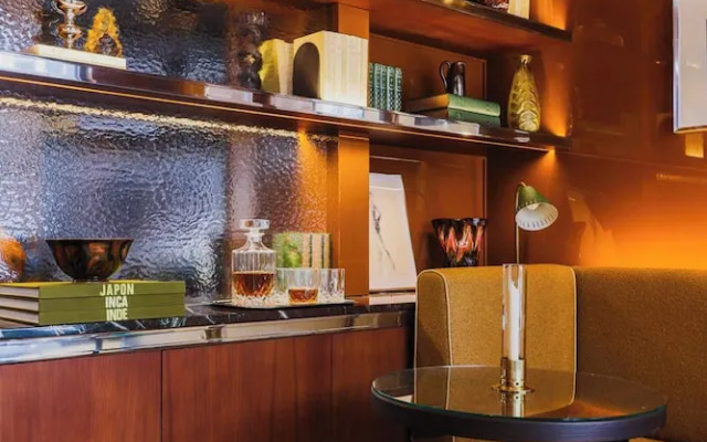 Confidential Room 5, a Stone's Throw From the Louvre