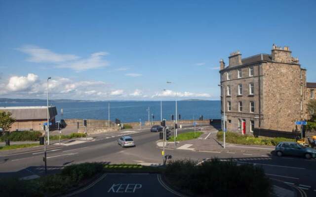 2 Bedroom Flat By The Sea