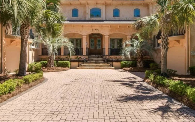 Pelican by RedAwning