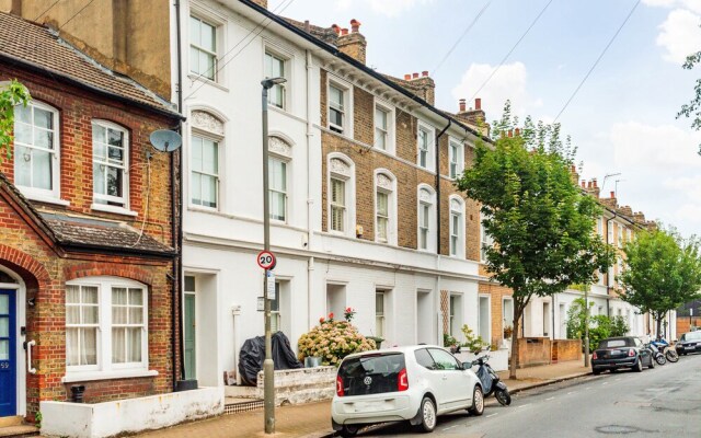 Traditional London Townhouse Close to Battersea Park by Underthedoormat