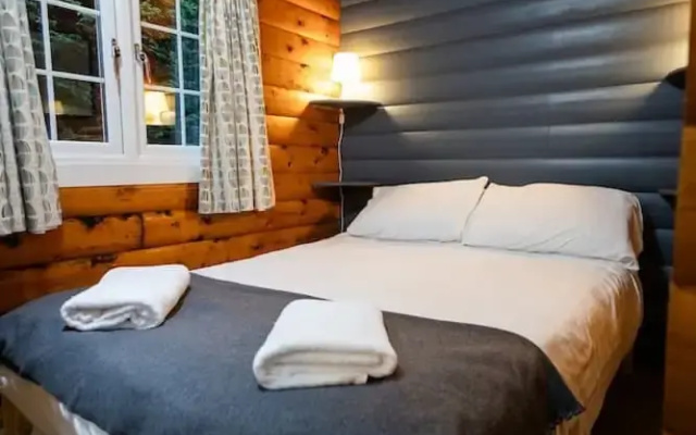 Rural 3 Bed Log Cabin Getaway