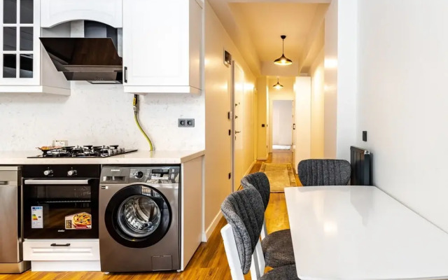 Central and Modernly Furnished Flat in Sisli