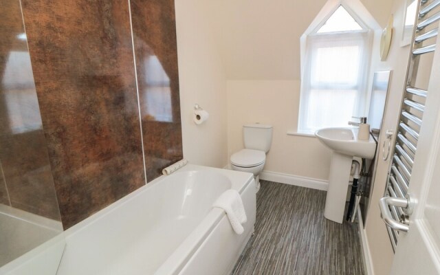 Carisbrooke House, Apartment 6