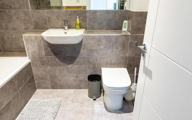 Attractive 2 Bedroom Penthouse with free Parking