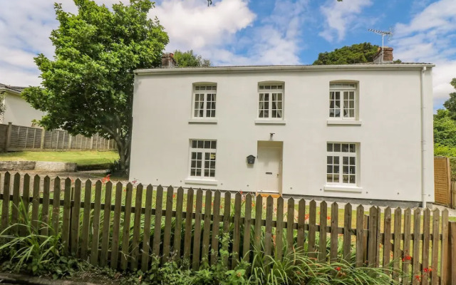 9 Copes Gardens