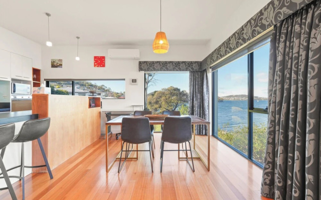 Waterfront Home - Gorgeous Views - 2 Bed