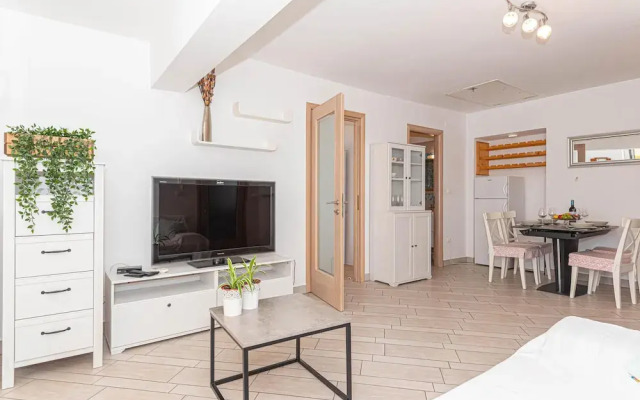 Beautiful Apartment in Brodarica With Wifi and 1 Bedrooms