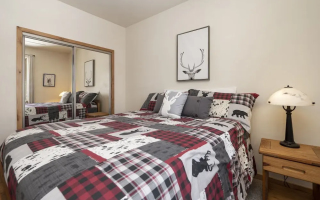 Trailhead Lodge One Bedroom 801 Condo by RedAwning