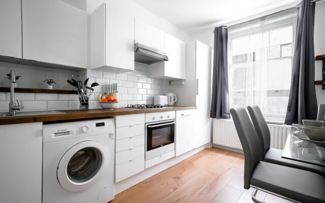Liverpool Street 2BR City Apartment