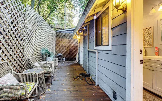 Russian River Retreat! Woodsy Guerneville Bungalow