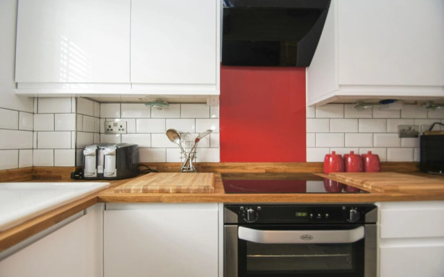 Portside Apartment Parking by Brighton Holiday Lets