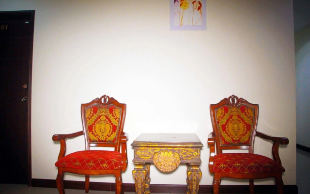 Royal Q&D Suites Hotel