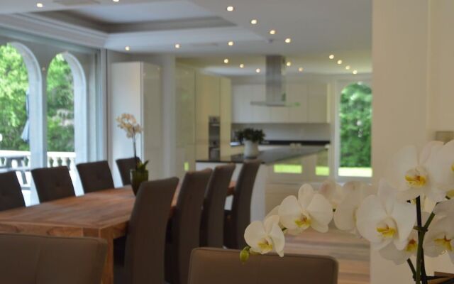 Luxurious Mansion in Brakel with Pond