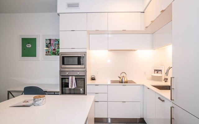 Modern 1 Bedroom Condo With CN Tower Views