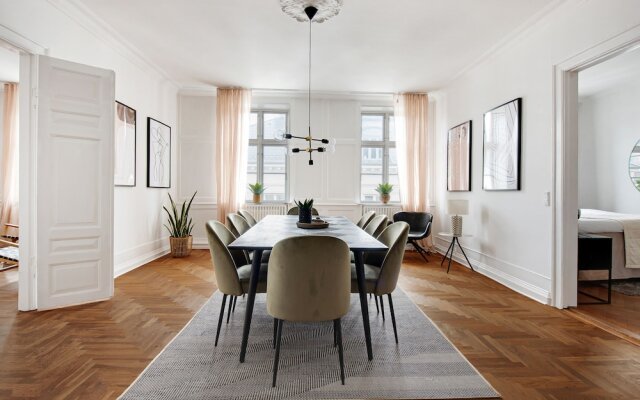 "sanders Square - Spacious 6-bdr. Apt. Near Nyhavn"