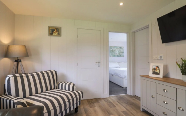 6 Pinewood Retreat