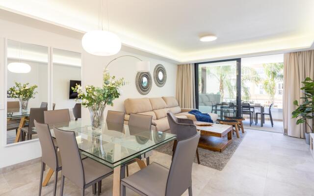 Blue Infinity Luxury Apartment by GHR Rentals