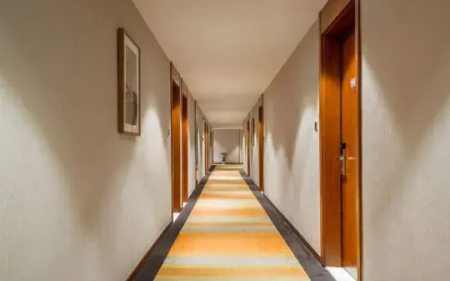 Wanhe Zhizhen Hotel (Shanghai Changshou Road Subway Station)