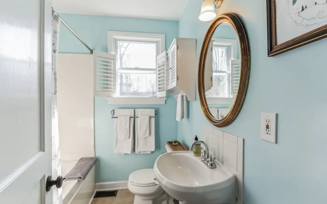 Bluebird Bungalow Chic Home, Quiet Neighborhood