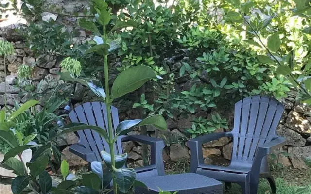 Dependance tra gli ulivi